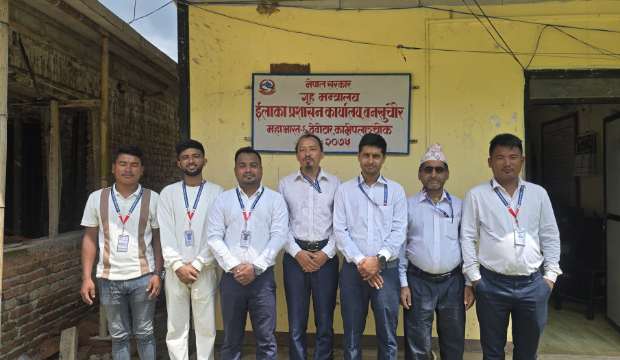 निजामती सेवा दिवस २०८२ को अवसरमा शुभकामना आदानप्रदान पश्चात लिईएको सामुहिक तस्विर